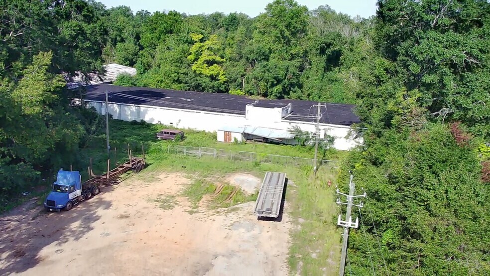 More Photos Of 222 Pecan St, Evergreen Warehouse For Sale