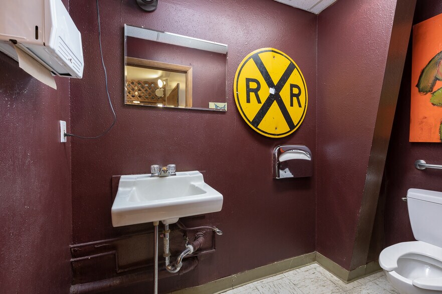 More Photos Of 3128 Ne Highway 101, Lincoln City Storefront For Sale