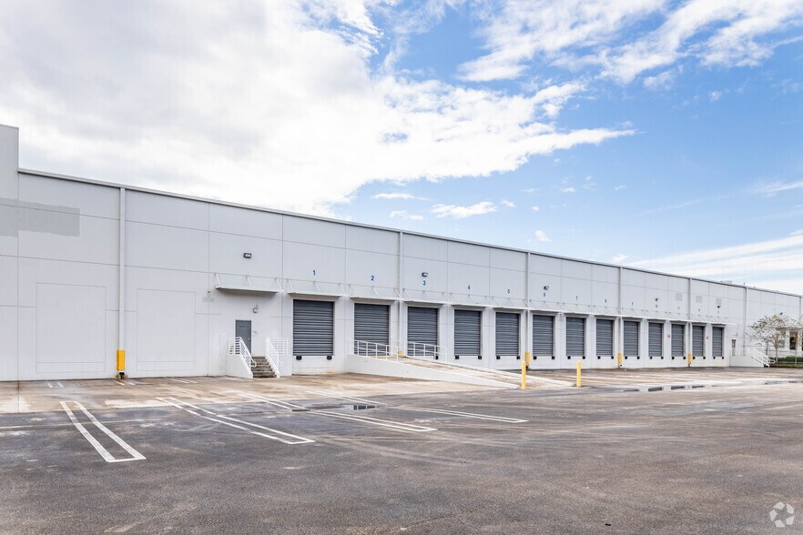More Photos Of 3505 NW 107th Ave, Doral Distribution For Lease
