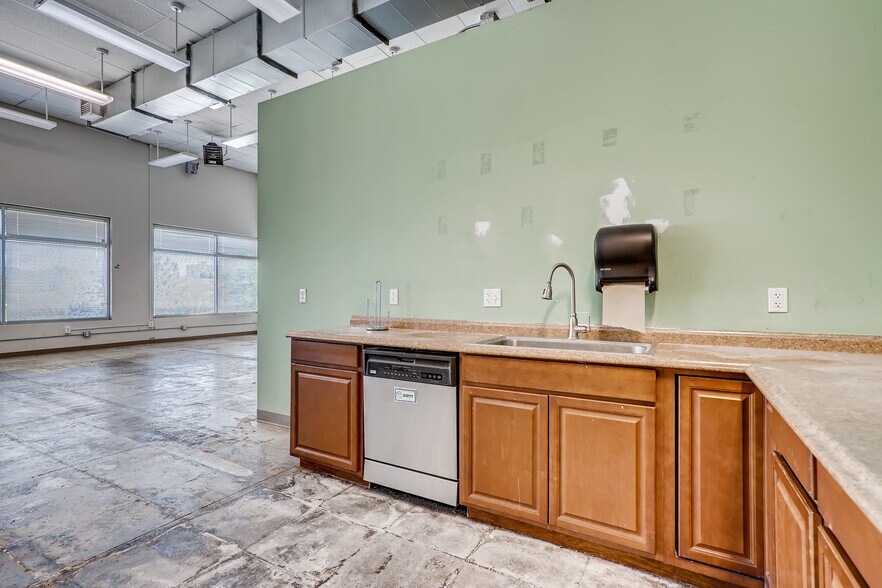 More Photos Of 6446 S Kenton St, Centennial Flex For Lease