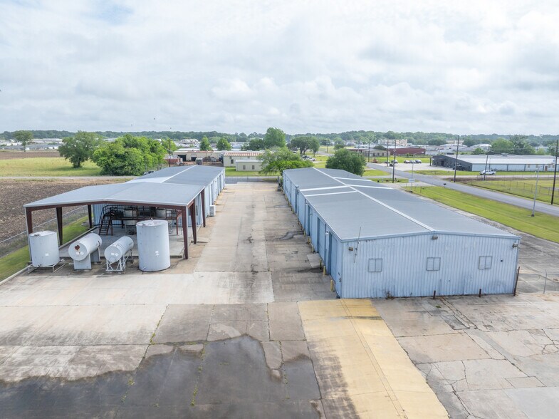 More Photos Of 718 Hangar Dr, New Iberia Warehouse For Sale