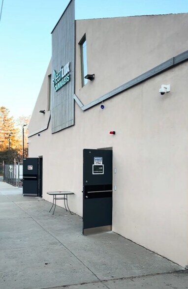 More Photos Of 40-42 Lyman St, Holyoke Freestanding For Lease