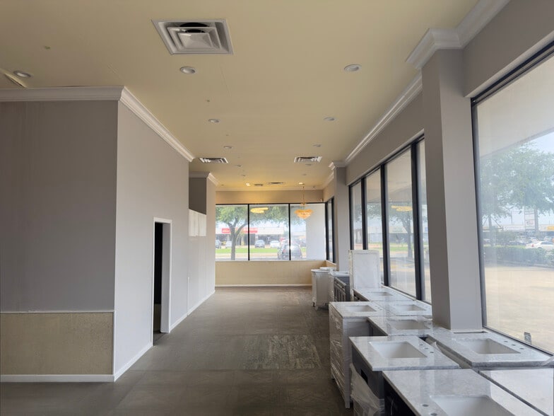 More Photos Of 12838 Murphy Rd, Stafford Showroom For Lease