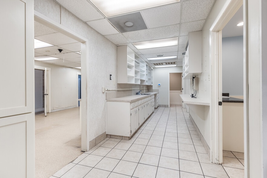 More Photos Of 825 N Crockett St, Sherman Office For Sale