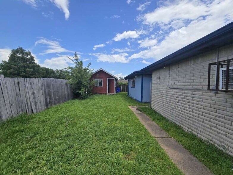 More Photos Of 830 Stonyridge St, Channelview Flex For Sale