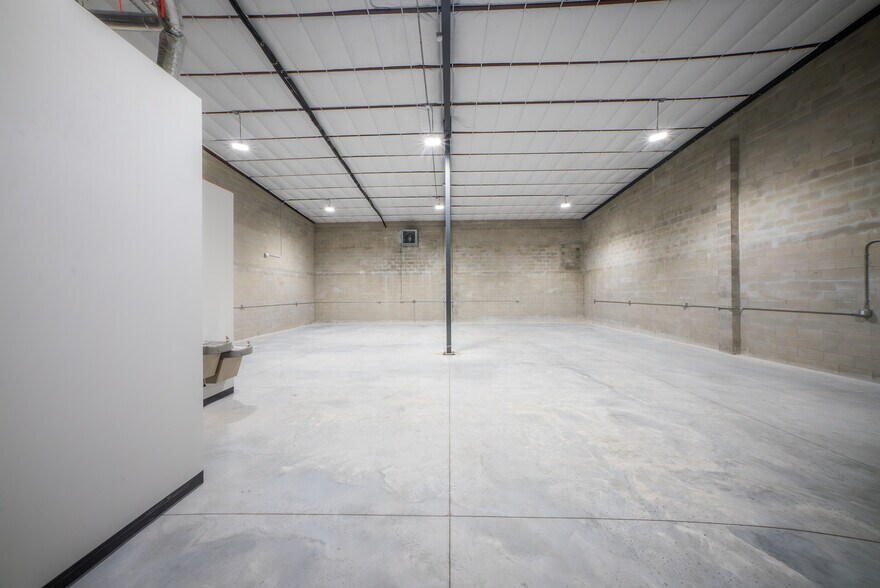 More Photos Of 11201 49th St N, Clearwater Unknown For Lease