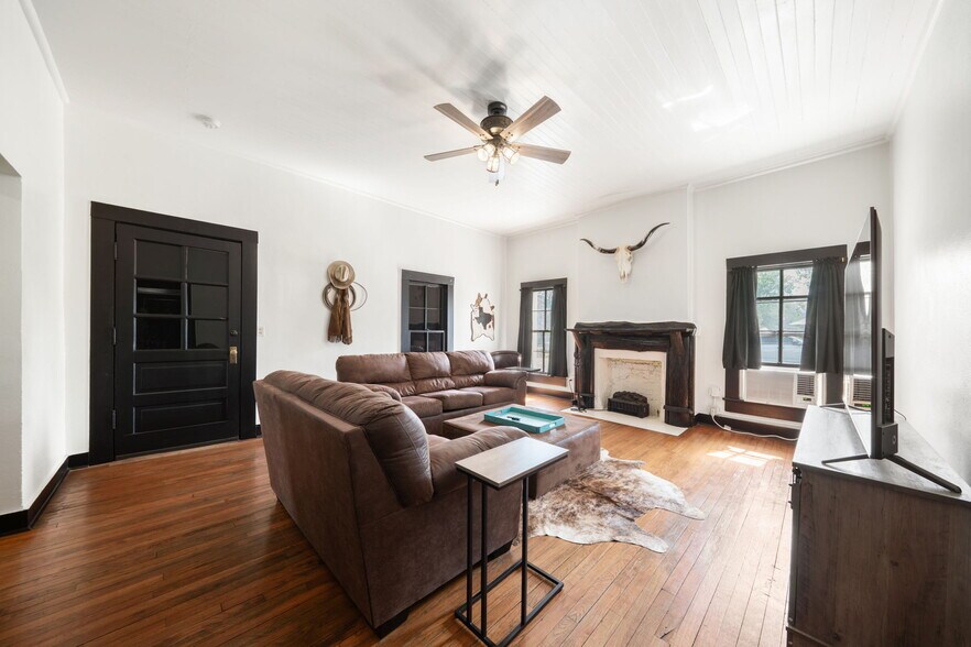 More Photos Of 1103 Maple St, Bandera Hotel For Sale