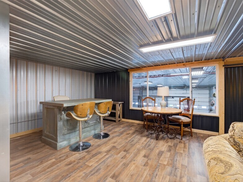 More Photos Of 15306 Covington Rd, Fort Wayne Flex For Sale