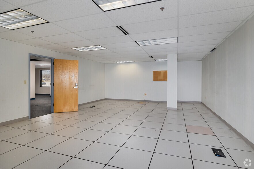 More Photos Of 1122 Town & Country Commons, Chesterfield Office For Sale