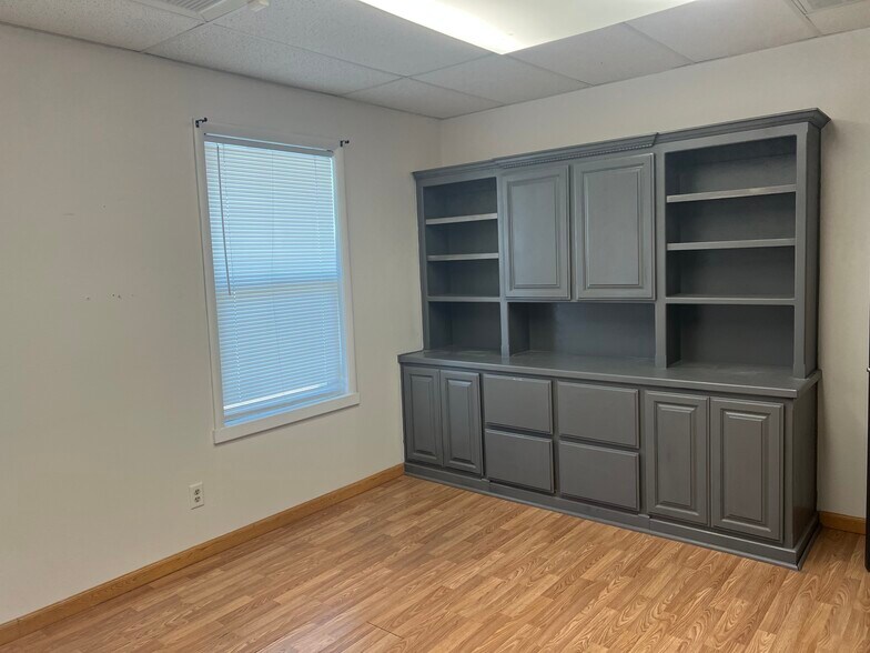 More Photos Of 1017 W 18th St, Merced Office For Sale