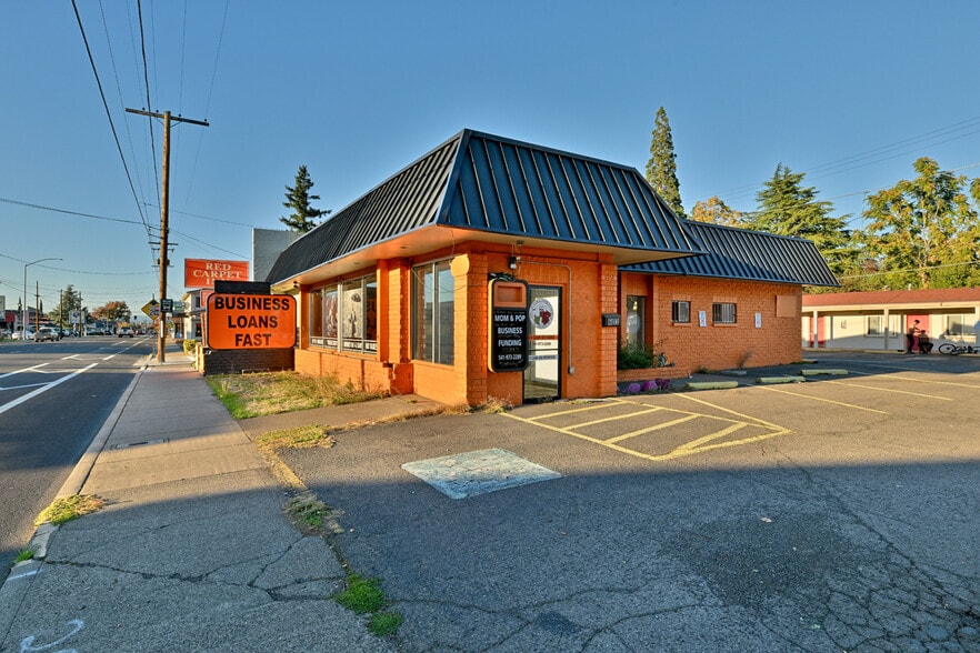 More Photos Of 603 S Riverside Ave, Medford General Retail For Sale
