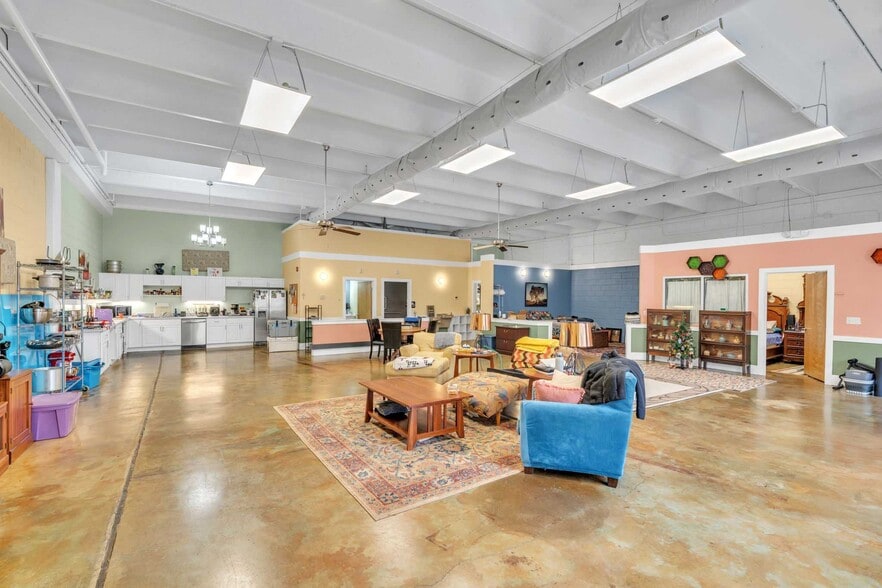 More Photos Of 518 W North 1st St, Seneca Storefront Retail Office For Sale