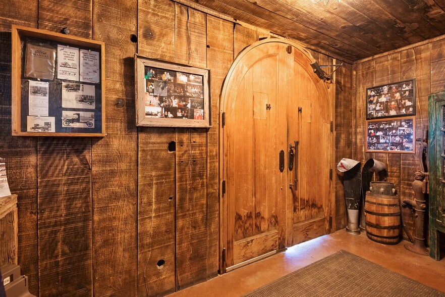 More Photos Of 1200 N Jefferson Dr, Oracle Bar For Sale