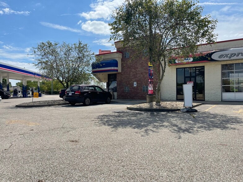 More Photos Of 560 N State Road 135, Greenwood Service Station For Lease
