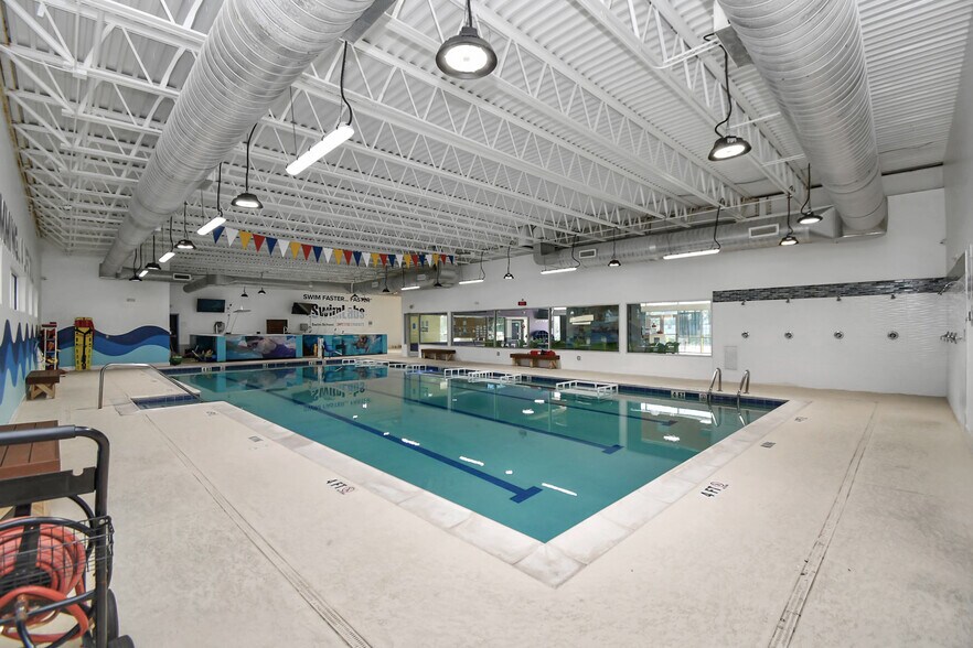 More Photos Of 10423 N Sam Houston Pky E, Humble Sports And Entertainment For Sale