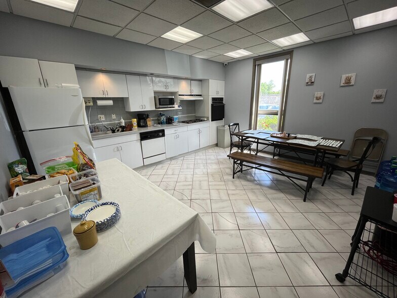 More Photos Of 825 Seegers Rd, Des Plaines Industrial For Sale