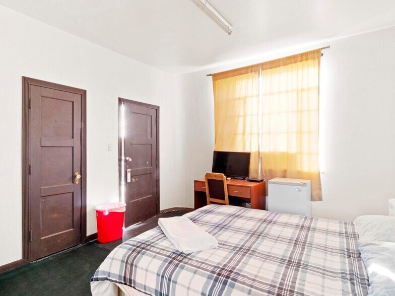 More Photos Of 905 W Spruce St, Rawlins Hotel For Sale