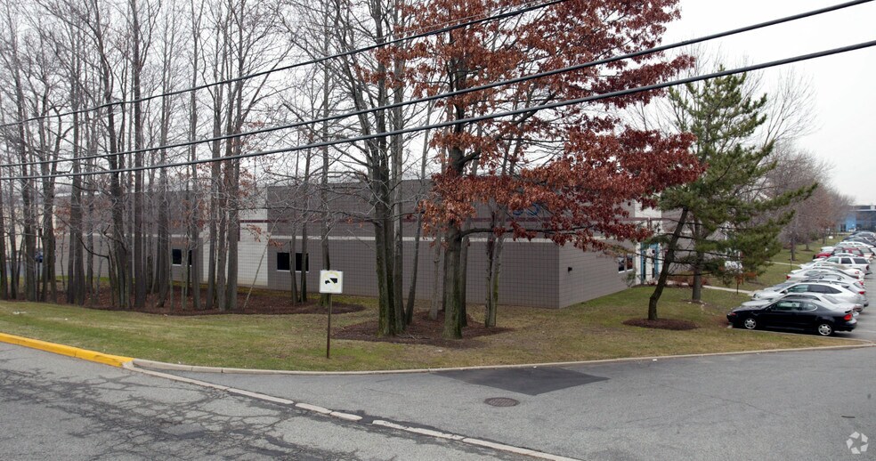 More Photos Of 95 Newfield Ave, Edison Light Distribution For Lease