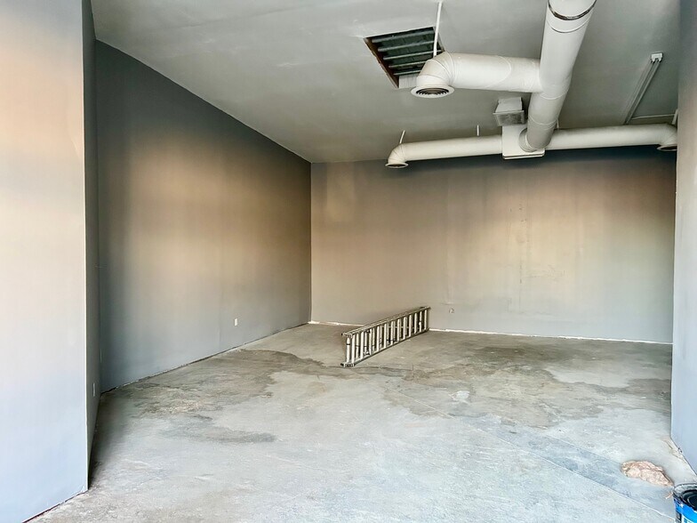 More Photos Of 2529 Merrell Rd, Dallas Light Distribution For Lease