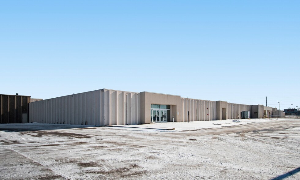 More Photos Of 1607 36th St, Peru General Retail For Sale