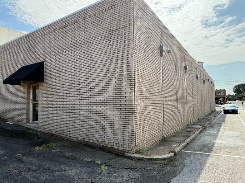 More Photos Of 110 N Main St, Henderson Office For Sale