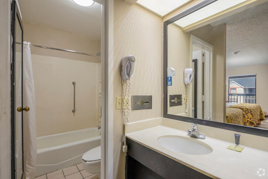 More Photos Of 1826 W Lucas St, Florence Hospitality For Sale