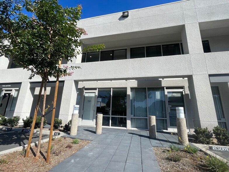 More Photos Of 711 W 17th St, Costa Mesa Light Manufacturing For Sale