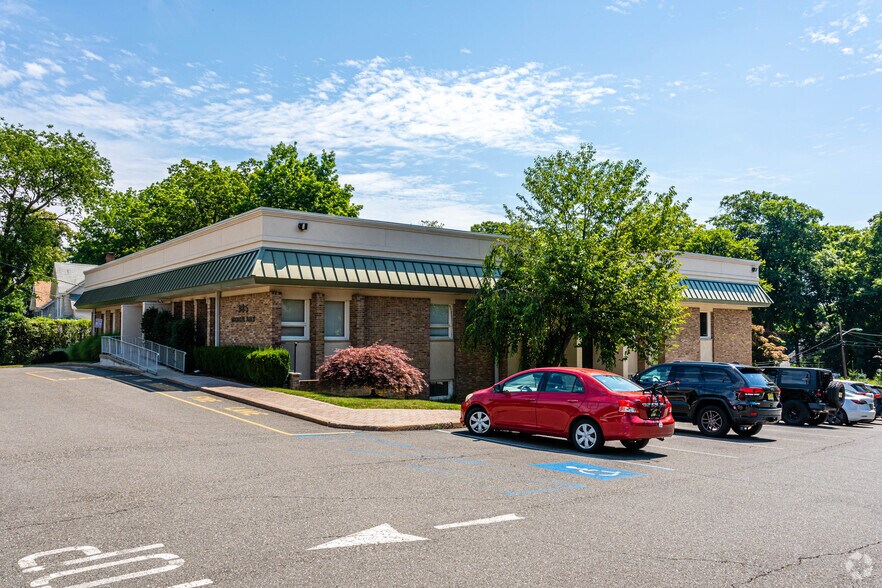 Primary Photo Of 385 S Maple Ave, Glen Rock Medical For Lease