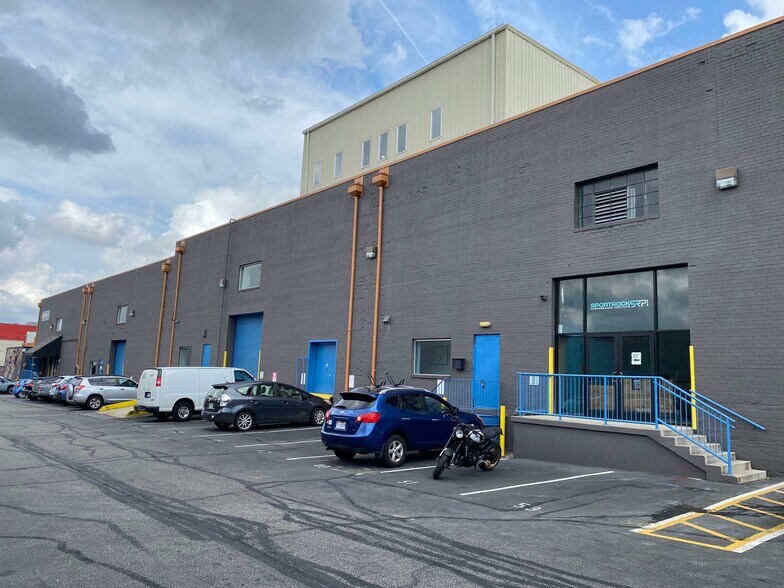 More Photos Of 5300-5320 Eisenhower Ave, Alexandria Warehouse For Lease