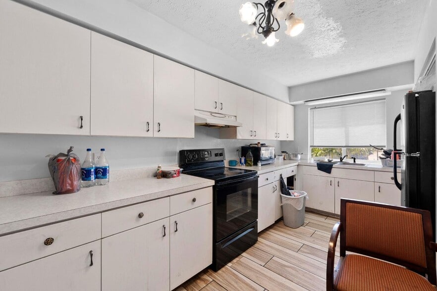 More Photos Of 4624 N Hubert Ave, Tampa Convenience Store For Sale