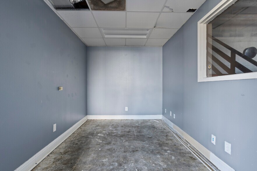More Photos Of 15237 Russell Blvd, Gulfport Auto Salvage Facility For Lease