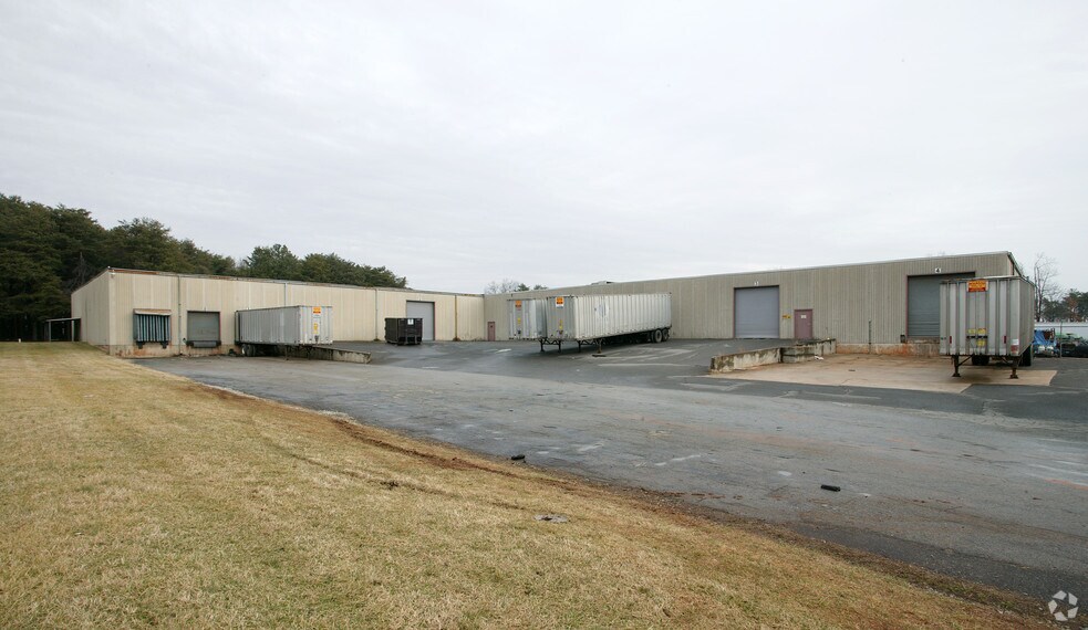 More Photos Of 8665 W Market St, Greensboro Warehouse For Lease