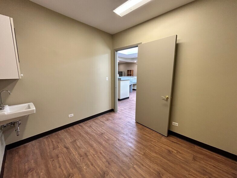 More Photos Of 4956 W Irving Park Rd, Chicago Office For Lease