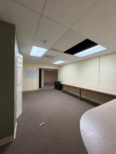 More Photos Of 969-979 Meriden Waterbury Tpke, Plantsville Freestanding For Lease