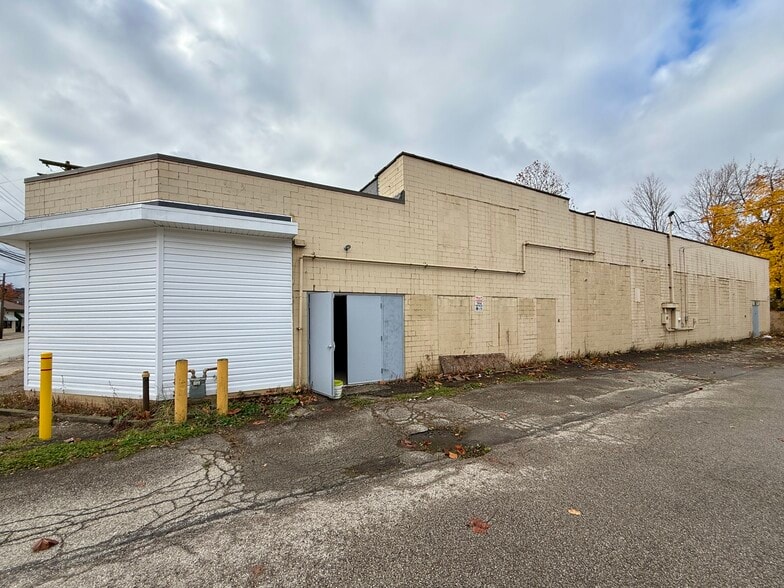 Primary Photo Of 421-427 Freeport St, New Kensington Freestanding For Sale