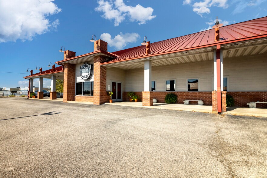 More Photos Of 2700 17th St, Marion General Retail For Sale