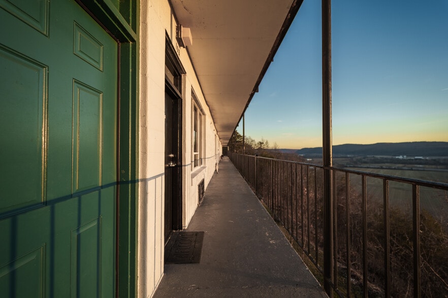 More Photos Of 33 County Road 60, Waverly Hotel For Sale