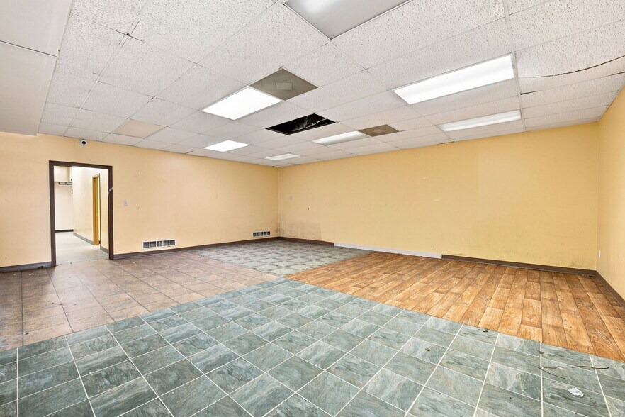 More Photos Of 692 Theodore St, Joliet Storefront For Lease