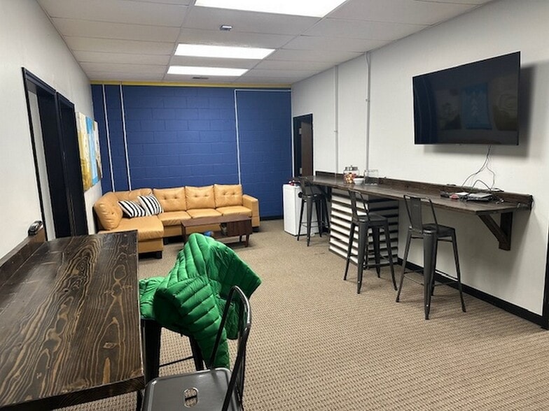 More Photos Of 455-457 S Dartmoor Dr, Crystal Lk, Crystal Lake Warehouse For Sale