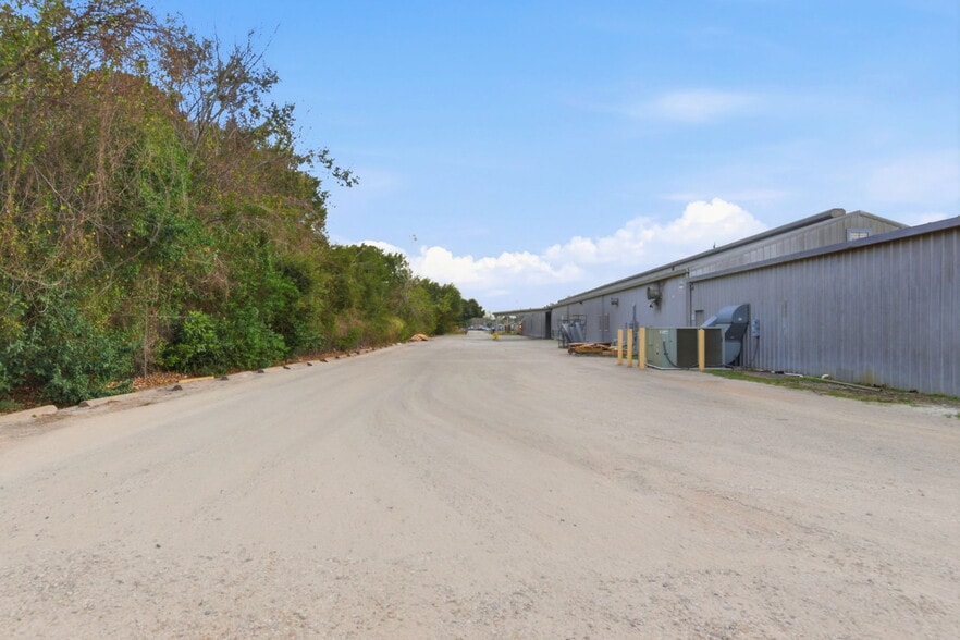 More Photos Of 13025 Fadeway ln, Houston Industrial For Lease