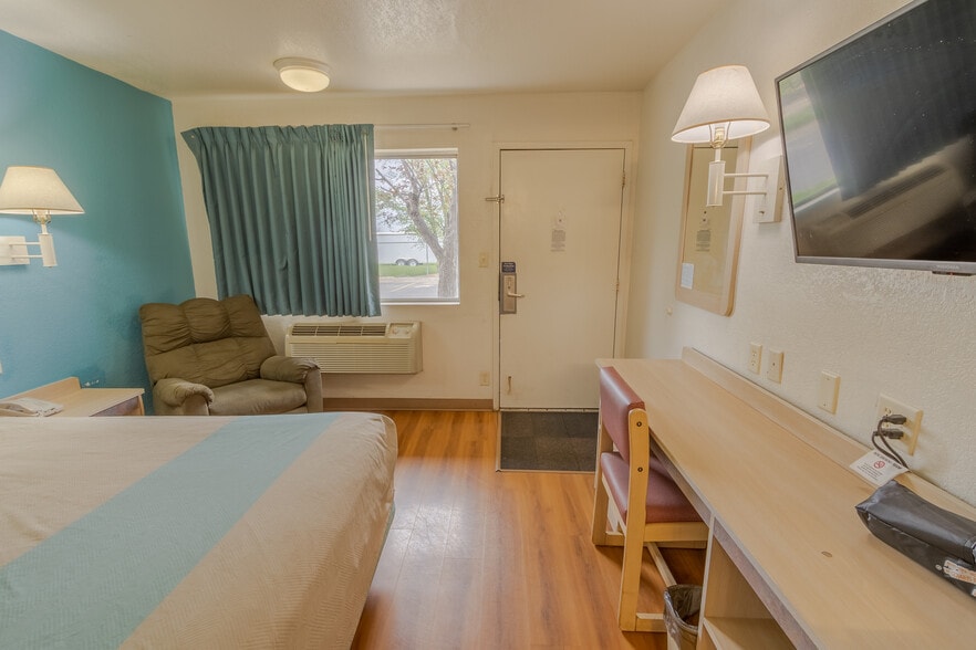 More Photos Of 1309 S Ohlman St, Mitchell Hotel For Sale