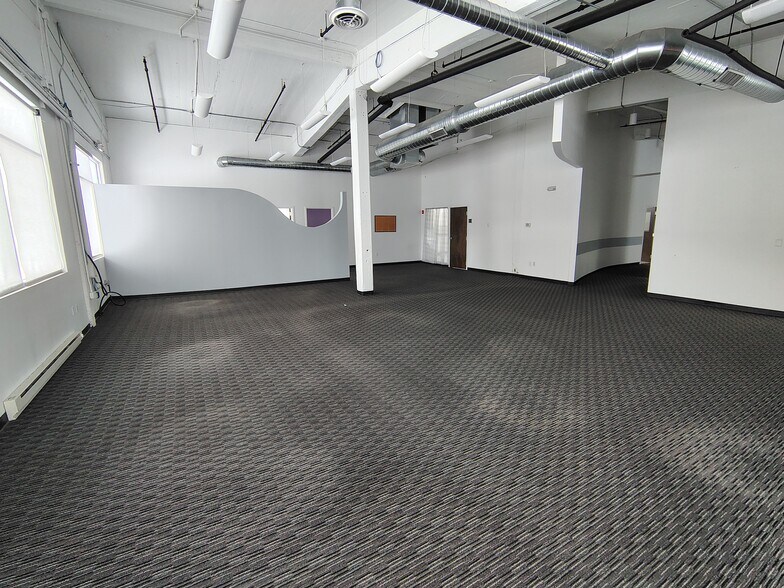 More Photos Of 18-22 Masse Pl, Batavia Warehouse For Lease