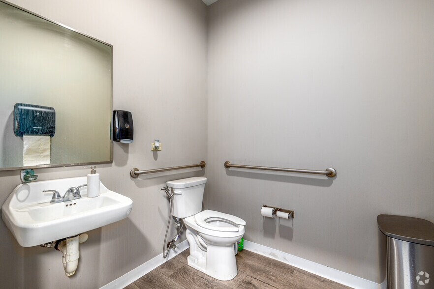 More Photos Of 524-530 W Grand Ave, Elmhurst Auto Repair For Sale