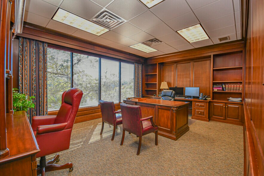 More Photos Of 220 Mckenzie Ave, Panama City Office For Sale