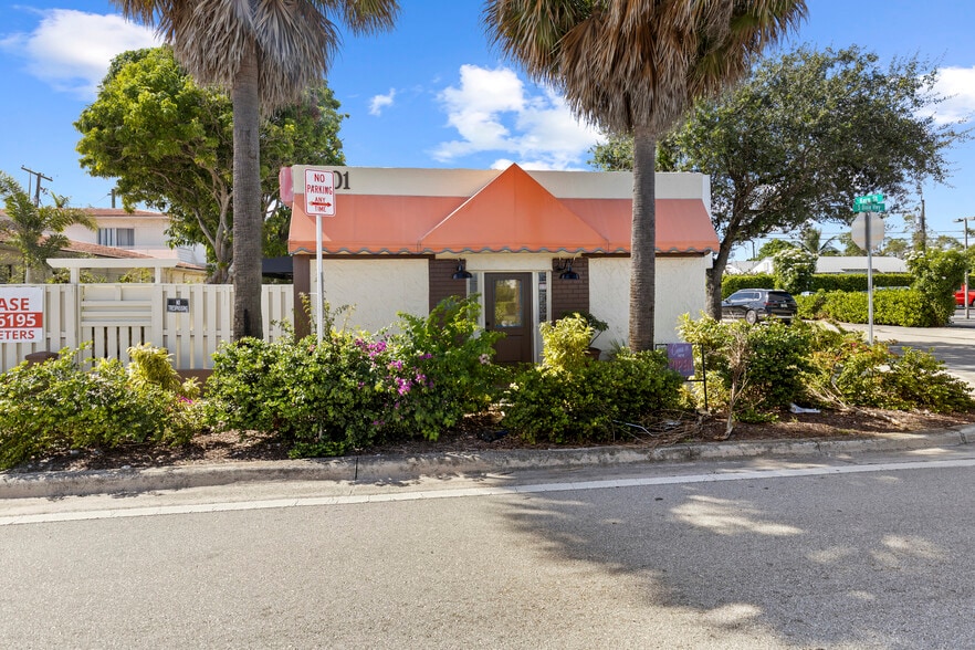 More Photos Of 7201 S Dixie Hwy, West Palm Beach Restaurant For Lease