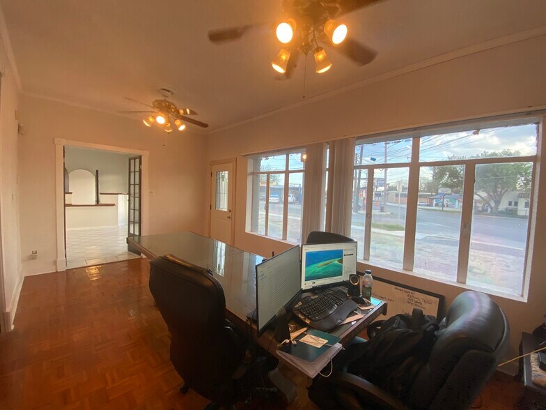 More Photos Of 1543 W Summit Ave, San Antonio Showroom For Sale