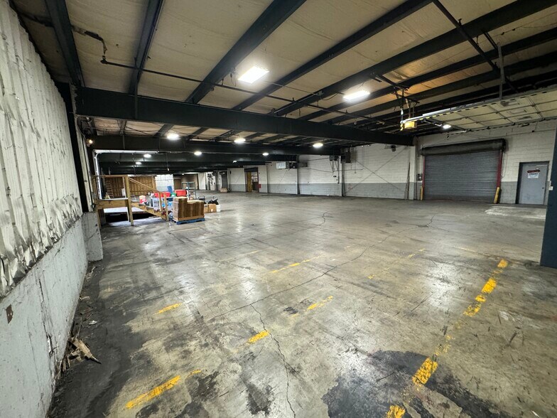 More Photos Of 6704 Pingree Rd, Crystal Lake Manufacturing For Lease