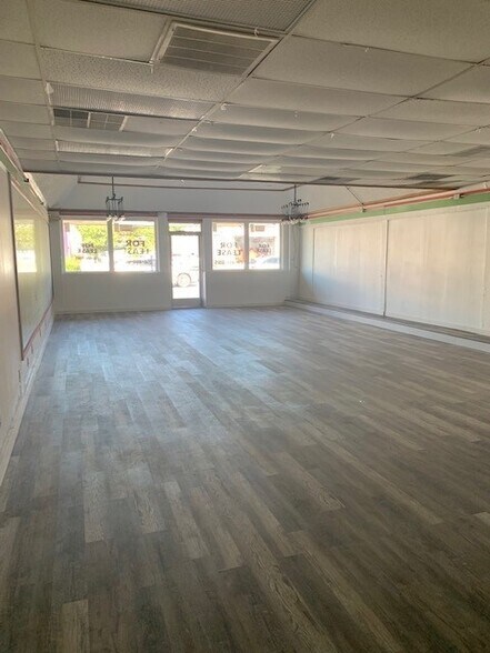 More Photos Of 2706 Samuell Blvd, Dallas Storefront For Lease