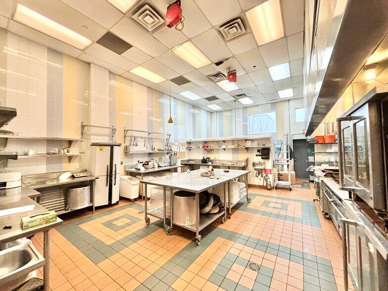 More Photos Of 47 Larkin St, Stamford Warehouse For Lease