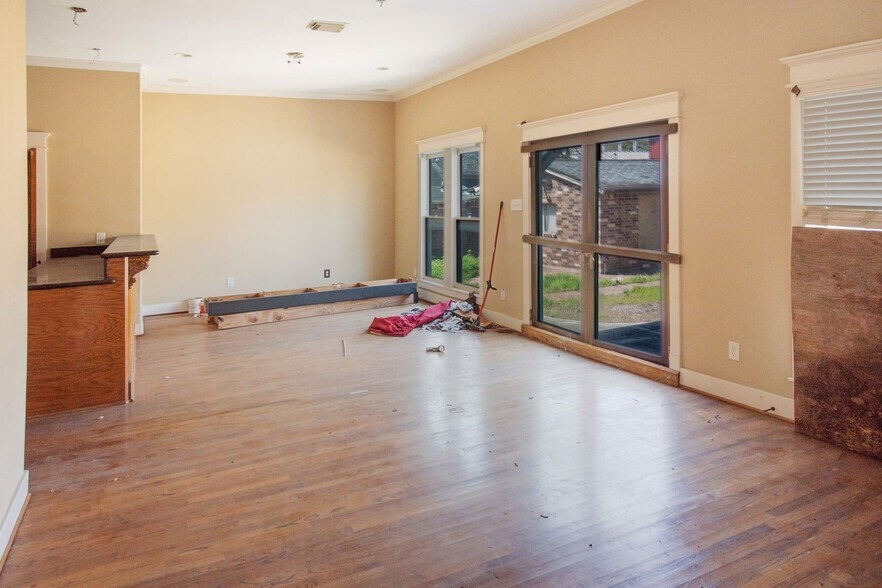 More Photos Of 1333-1335 Yale St, Houston General Retail For Sale